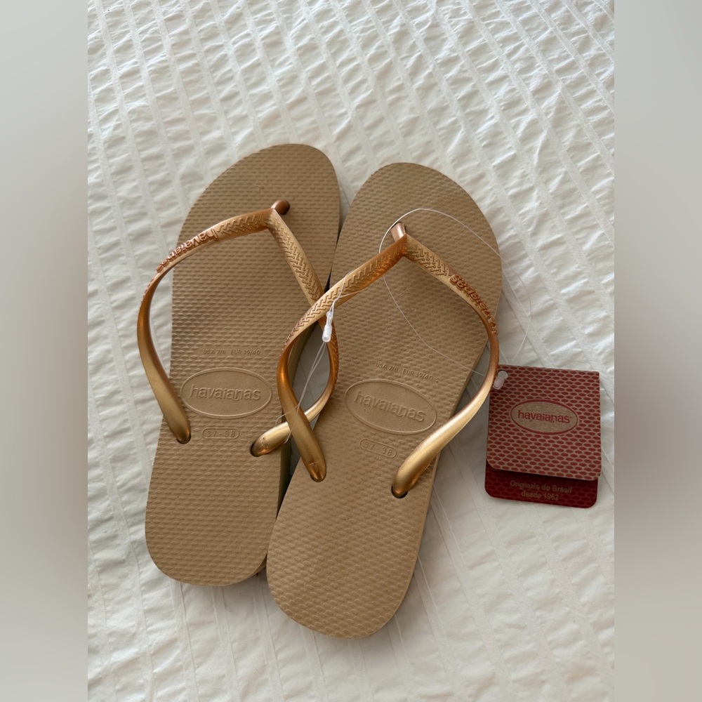 Havaianas Tan and Slim Gold Flip Flops- BRAND NEW